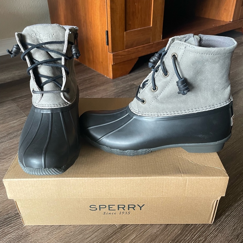 NWOT Sperry Grey & Black Duck Boots W8